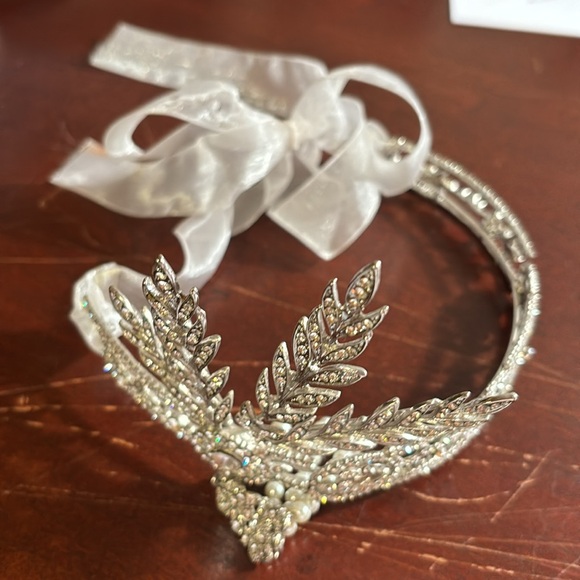 Tiara with rhinestones and pearl trim - Picture 4 of 4